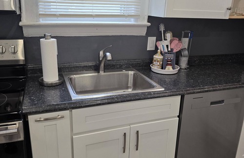Hillside Apartamento | Amazing 2-bedroom home away from home next door to Newark International Airport.