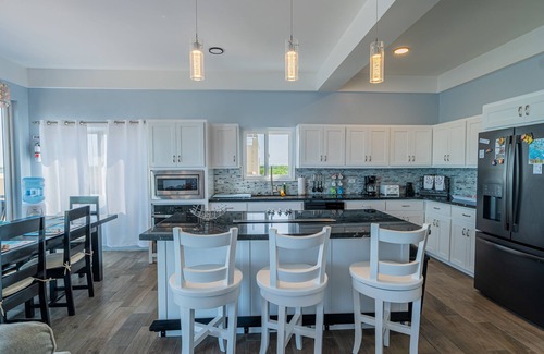 Boca Ciega Apartamento | Amazing 2 story oceanfront house with pool, balcony, central AC, & W/D