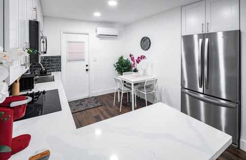 North Miami Casa | Amazing 2BR/1BA Close to Everything — Great for Work, Relaxing & Vacation!