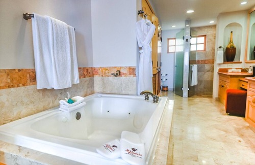 Colonia El Progreso Complejo | Amazing 3-bedroom OCEAN FRONT PENTHOUSE in Cabo San Lucas with WiFi & AC