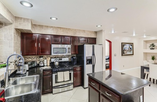Silverado Ranch Casa | Amazing 3 Bedroom Vacation Home W/ Outside Spa