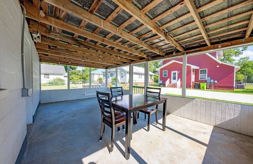 New Bern Casa | Amazing 3 BR Home | 5 mins to DT | Pet Friendly