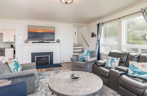 Lincoln City Casa | Beautifully renovated 4 bedroom beach front home! w/stairs to beach Pets-ok!