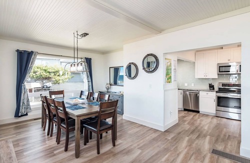 Lincoln City Casa | Beautifully renovated 4 bedroom beach front home! w/stairs to beach Pets-ok!