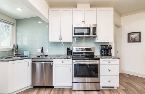 Lincoln City Casa | Beautifully renovated 4 bedroom beach front home! w/stairs to beach Pets-ok!