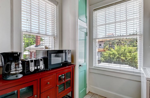 Thomas Square Apartamento | Amazing 4 Bedroom Home | Heated Pool Access