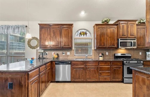 Irving Casa | Amazing 4-bedroom house with WiFi and AC in fantastic Irving!