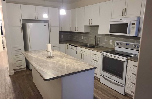 East Kildonan Casa | Amazing 4 Bedrooms Entire Home in Winnipeg with Free parking, Wi-fi and more