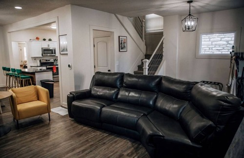 South Hyde Park Casa | Amazing 6 bdrm Downtown KC/Near Plaza/UMKC