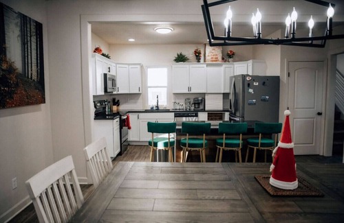 South Hyde Park Casa | Amazing 6 bdrm Downtown KC/Near Plaza/UMKC