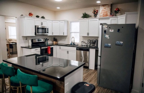 South Hyde Park Casa | Amazing 6 bdrm Downtown KC/Near Plaza/UMKC
