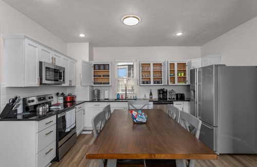 South Hyde Park Casa | Amazing 6 bdrm Home/Downtown KC/Near Plaza/UMKC