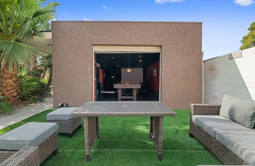 Las Vegas Casa | Amazing 6 BRD, Pool, Theater, Billiard, Poker, and Games near the Strip