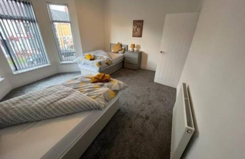 Hull Apartamento | AMAZING 8 person 4 bedroom and 2 bathroom MEGA house!