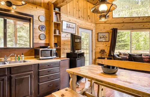 Taos Ski Valley Cabina | Amazing A-frame with mountain-view deck - walk to lifts, fireplace, dog-friendly