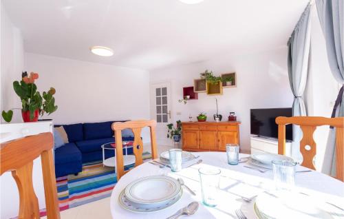 Velilla-Taramay Apartamento | Amazing Apartment In Almuecar With Wifi