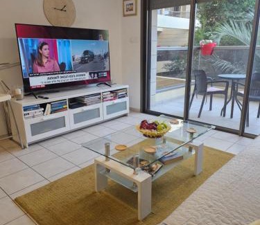 Ra'ananna Apartamento | Amazing Apartment in Raanana up to 5 Guests - & Swimming pool - Jacuzzi & Gym