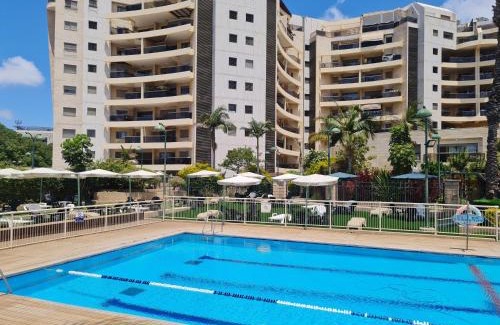 Ra'ananna Apartamento | Amazing Apartment in Raanana up to 5 Guests - & Swimming pool - Jacuzzi & Gym