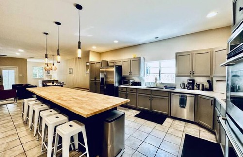 South Manchaca Casa | Amazing Austin Gataway 6BR4BA: HotTub Billiards Patio Chef Kitchen