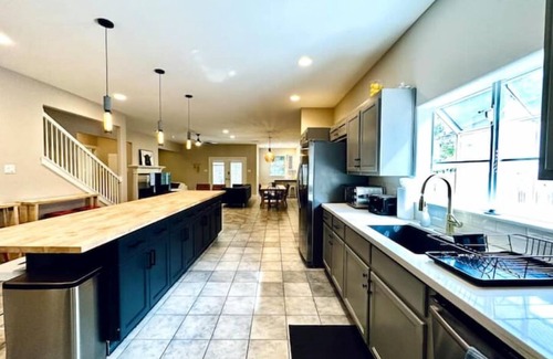 South Manchaca Casa | Amazing Austin Gataway 6BR4BA: HotTub Billiards Patio Chef Kitchen