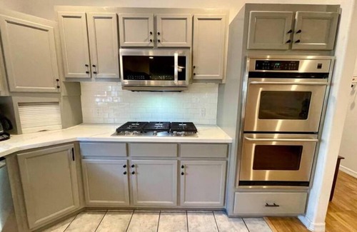 South Manchaca Casa | Amazing Austin Gataway 6BR4BA: HotTub Billiards Patio Chef Kitchen