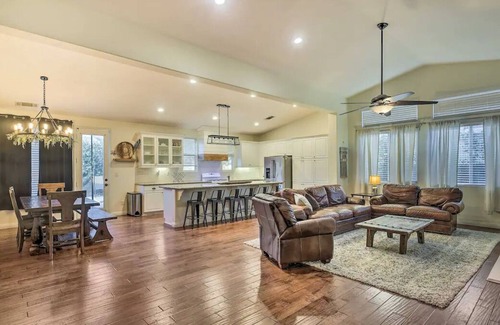 Greenacres Apartamento | Amazing Bakersfield Home w/ Outdoor Pool