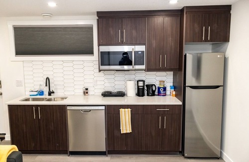 Airdrie Apartamento | Amazing Basement Suite With a Dedicated Workspace