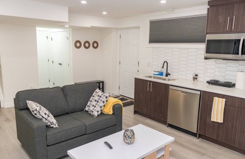 Airdrie Apartamento | Amazing Basement Suite With a Dedicated Workspace
