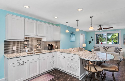 St. Pete Beach Condominio | Amazing beach condo with coastal vibes - beachside/poolside - 2 BR/Ground floor!