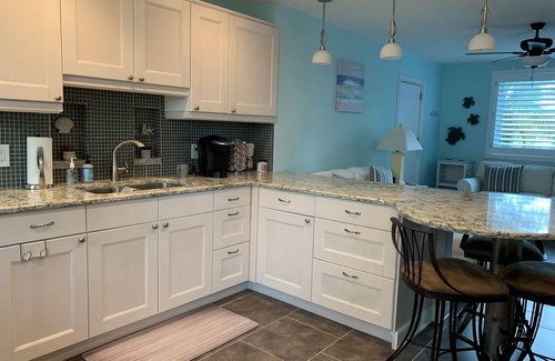 St. Pete Beach Condominio | Amazing beach condo with coastal vibes - beachside/poolside - 2 BR/Ground floor!