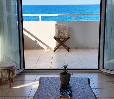 Hersonissos Centre Apartamento | Amazing Beachfront Apartment in Hersonissos