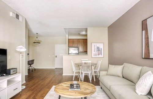 Burbank Apartamento | Amazing Burbank 1BR w/ Gym, Pool & W/D, nr Olive Ave, by Blueground