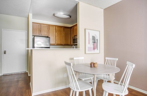 Burbank Apartamento | Amazing Burbank 1BR w/ Gym, Pool & W/D, nr Olive Ave, by Blueground