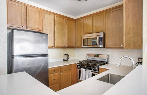 Burbank Apartamento | Amazing Burbank 1BR w/ Gym, Pool & W/D, nr Olive Ave, by Blueground