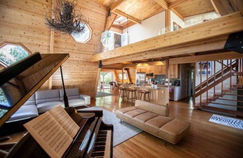 Uptown Brisbane Casa | Amazing Cabin-Style House with Decks, Hot Tub & Sun - Permit 2022-STR-2