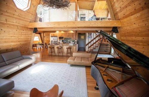 Uptown Brisbane Casa | Amazing Cabin-Style House with Decks, Hot Tub & Sun - Permit 2022-STR-2