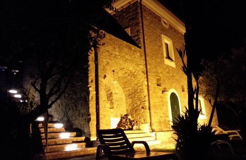 San Mauro Cilento Villa | Increíble Classic Stone House: una terraza verde con vistas al mar, colinas y montañas