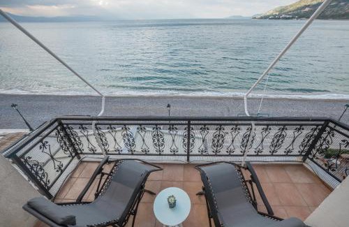Loutraki Apartamento | Amazing condo by the beach