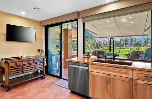 Palm Desert Condominio | AMAZING CONDO ON GOLF COURSE w/ golf privileges on private course w/ golf cart!!
