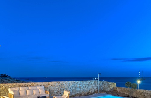 Platis Gialos Villa | Villa contemporánea ubicada en la playa de arena, 5 habitaciones, 5 baños, piscina, vista