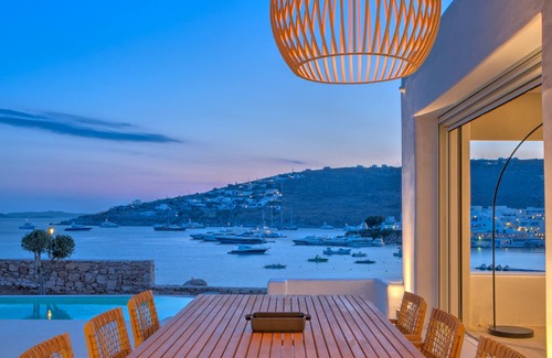 Platis Gialos Villa | Villa contemporánea ubicada en la playa de arena, 5 habitaciones, 5 baños, piscina, vista