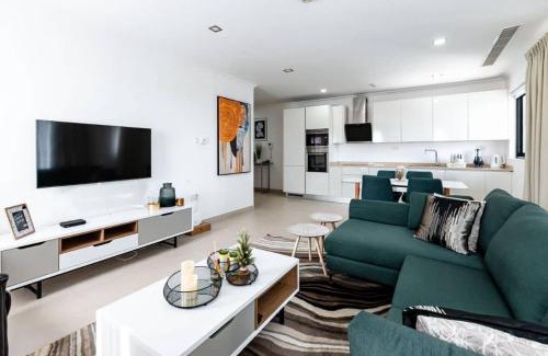 West Ridge Apartamento | Amazing Deluxe 2 Bedroom Space Available