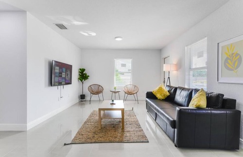 Gladeview Casa | Amazing Duplex 3 BR/2 Bathrooms close to Wynwood