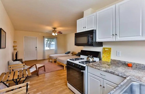Agua Dulce Casa | Amazing Escape Close to LA with Pool, jacuzzi, Meditation room, Hiking trails.