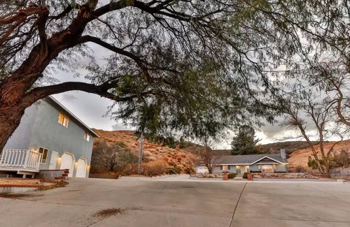 Agua Dulce Casa | Amazing Escape Close to LA with Pool, jacuzzi, Meditation room, Hiking trails.
