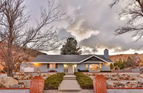 Agua Dulce Casa | Amazing Escape Close to LA with Pool, jacuzzi, Meditation room, Hiking trails.