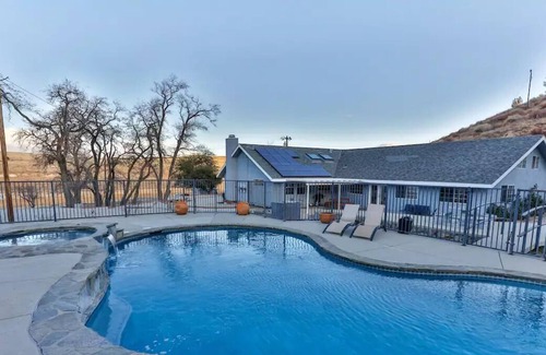 Agua Dulce Casa | Amazing Escape Close to LA with Pool, jacuzzi, Meditation room, Hiking trails.