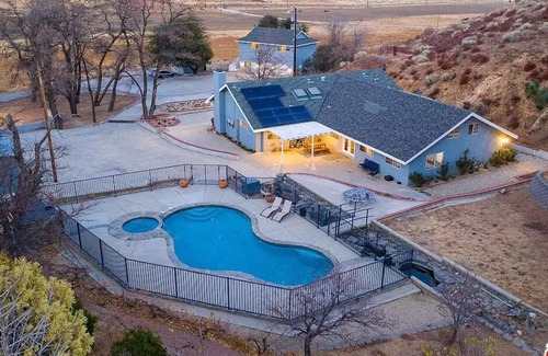 Agua Dulce Casa | Amazing Escape Close to LA with Pool, jacuzzi, Meditation room, Hiking trails.