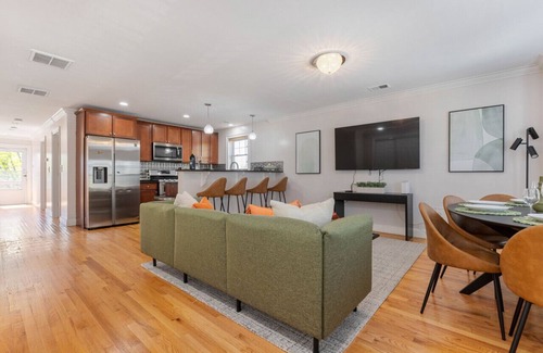 Dudley - Brunswick King Casa | Amazing family and group-friendly accommodation #TheBackDorch