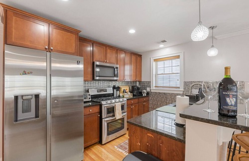 Dudley - Brunswick King Casa | Amazing family and group-friendly accommodation #TheBackDorch